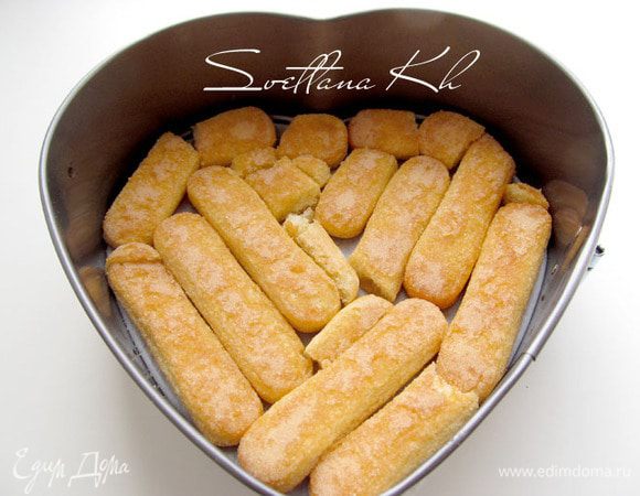В форму выложить печенье своярди, предварительно смачивая его в лимонно-коньячном сиропе.