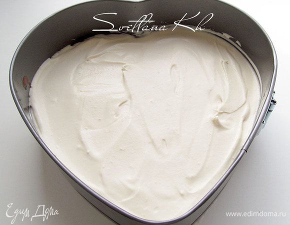 Смазать сливочно-лимонным кремом, разровнять по-возможности и поставить в холодильник  на пару часов или в  морозилку -на пол часа. Я не стала выкладывать второй слой печенья, нам достаточно и этого. Верх посыпать какао и украсить шоколадом.