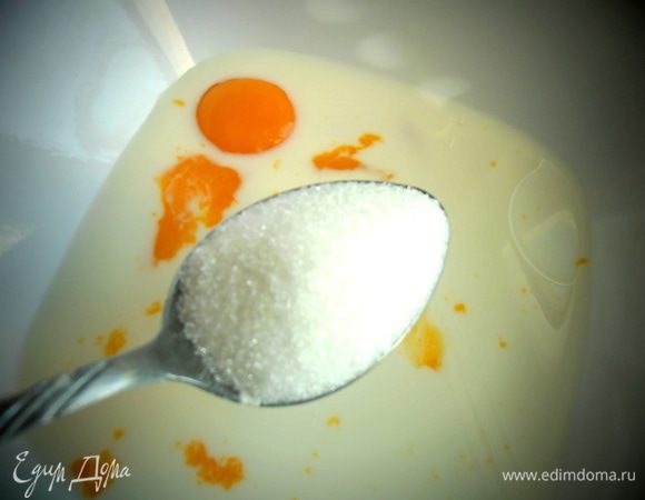 Добавить сахар и ваниль...,перемешиваем.