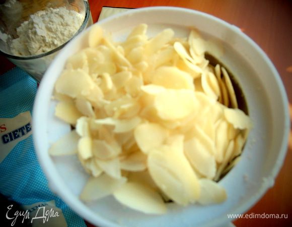 Хлопья превращаем в муку на кофемолке.