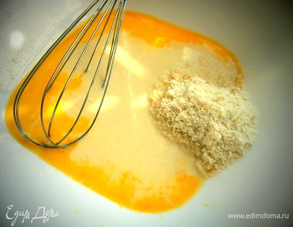 Добавляем миндальную муку.