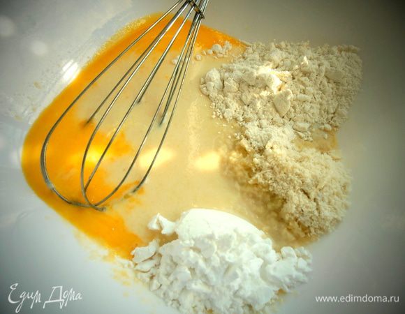 Простую муку сначала 100 г, а там можно добавить,если очень жидкое тесто получится.