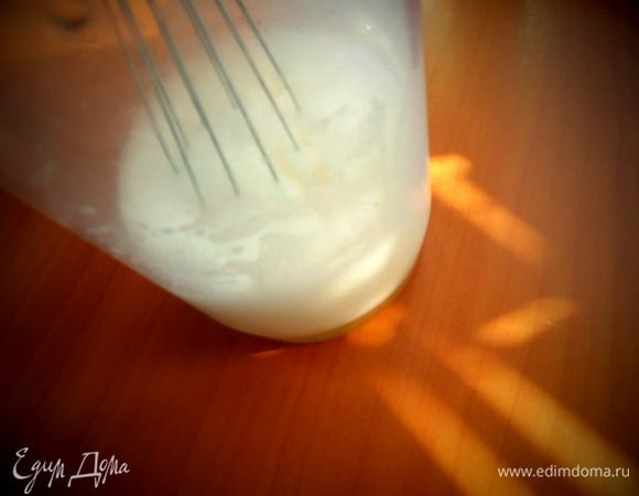 Отдельно взбить в пену белки с щепоткой соли.