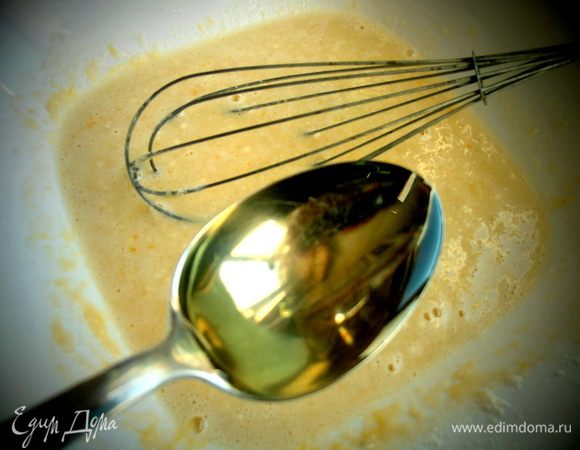 В тесто добавляем ложку растительного масла.