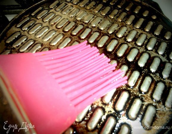 Сковородку для вафель (мне досталась по наследству от свекрови!) промазываем растительным маслом.