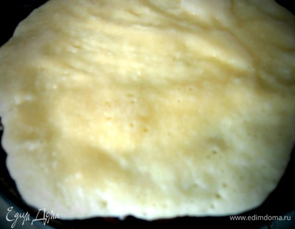 Наливаем две ложки теста на сковороду и распределяем по всему кругу.