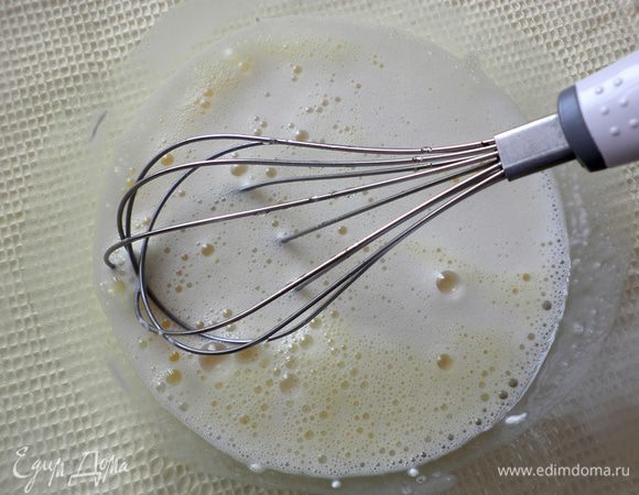 <font style="vertical-align: inherit;"><font style="vertical-align: inherit;">Влить 1 стакан пива и взбить венчиком. </font><font style="vertical-align: inherit;">Всыпать немного муки и размешать.</font></font>