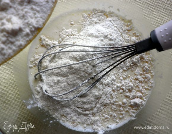 <font style="vertical-align: inherit;"><font style="vertical-align: inherit;">Добавить оставшееся пиво и всыпать оставшуюся муку.</font></font>