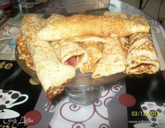 ...Я их испекла вчера вечером,а сегодня утром сделала начинки. Для этих блинов я 1 зелёное и кисленькое яблоко порезала небольшими кусочками (очистила от кожуры), 3 сливы тоже порезала на маленькие кусочки... В сковороду влила около 50 мл воды и всыпала 3 десертные ложки сахара,поварила пару минут до растворения сахара и всыпала туда яблочки,поварила их там минут 5 и добавила к ним сливу...ещё минут 5 поварила - честно говоря,я на часы не смотрела...просто следила за тем,чтобы яблочки помягчели, но не разварились,а соус загустел и воды уже не было...сняла с огня и полностью остудила. Остывшую начинку выложила на один край блинчика и свернула  рулетиком...А есть их с чем ваша душа пожелает...я лично их с греческим йогуртом буду есть.