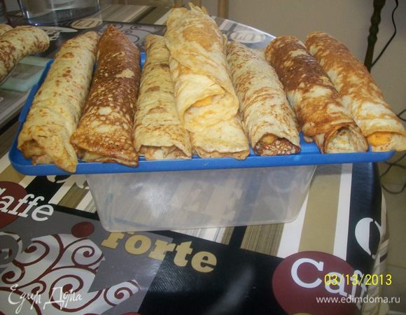 Вторые Блины те же самые,что и в предыдущем рецепте...А вот начинка другая... Отварила 3 средних сладких клубня картофеля в кожуре, очистила кожуру и размяла толкушкой, пока ещё теплая была, с тёртым острым сыром Чеддар (на глазок!), добавила свежемолотый чёрный перец и всё хорошенько перемешала до однородной массы... за это время начинка остыла и я начинила её оставшиеся блины, так же заворавчивая их рулетиками... Приятного аппетита!