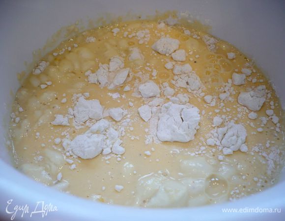 Масло растопить. Муку смешать с солью, добавить яйца и молоко и все хорошенько перемешать.