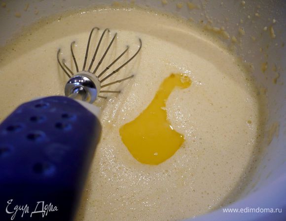 Тонкой струйкой влить сливочное масло. 