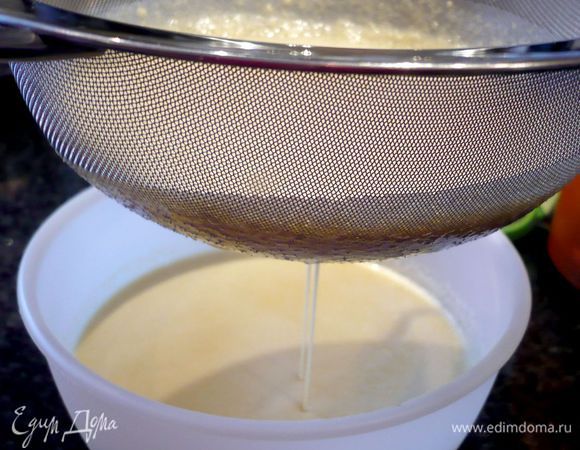 Перемешать и процедить через мелкое сито, чтобы в тесте не было комочков.