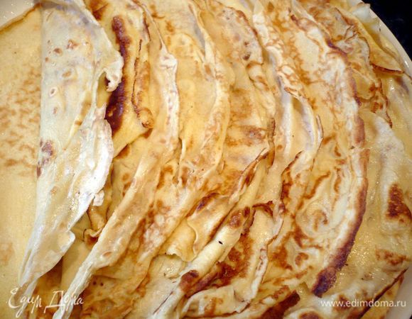 Разогреть растительное масло в сковороде и выпечь тоненькие блинчики. У меня получилось 11 штук. 