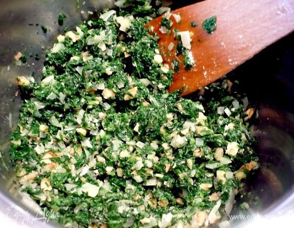 Приготовить начинку. Сливочное масло растопить в сотейнике и пассировать в нем мелко порезанный лук, добавить грецкий орех, перемешать и ввести шпинат. Добавить 100 г сливок, хорошо перемешать, снять с огня, посолить, поперчить и добавить пару щепоток тертого мускатного ореха. Картофель натереть на мелкой терке. Смешать со шпинатом и орехами. Добавить 50 мл сливок, посолить и поперчить.