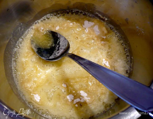 Разогреваем духовку до 220 градусов. Готовим соус. Растопить в сотейнике сливочное масло и добавить муку, хорошо перемешать, чтобы мука разошлась и комочков не осталось.