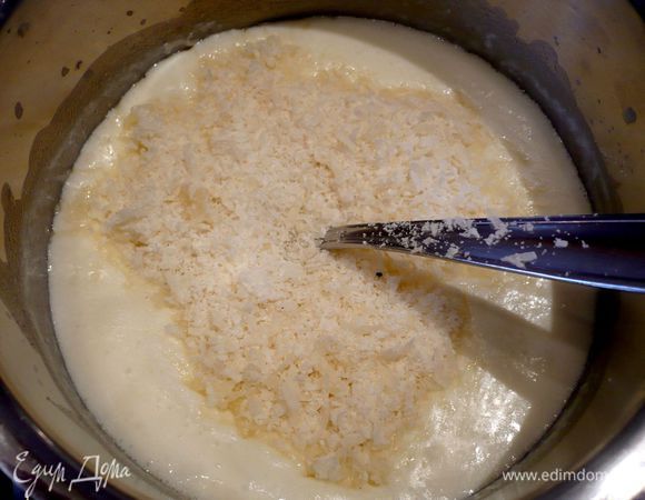 Добавляем молоко, хорошо перемешиваем и варим пару минут на среднем огне до загустения, постоянно помешивая. Когда соус начинает загустевать, вводим сыр, перемешиваем, солим, перчим и снимаем с огня. 