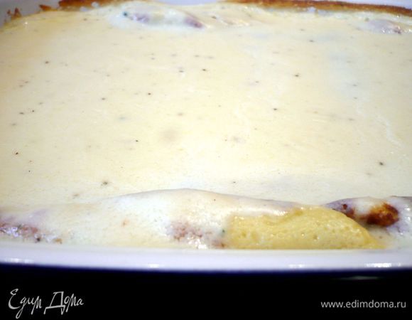 Заливаем блинчики соусом и ставим в духовку на 10 минут.