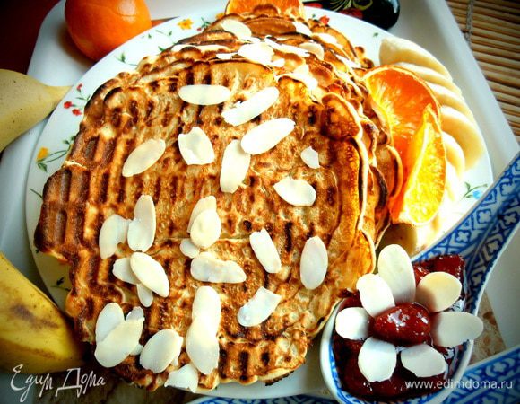 Украшаем миндалём и фруктами.