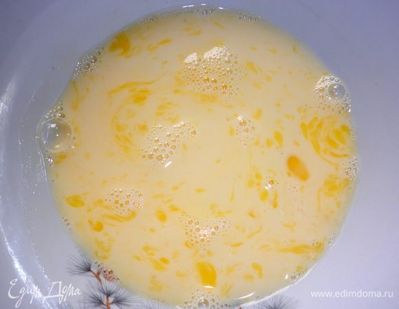 <font style="vertical-align: inherit;"><font style="vertical-align: inherit;">Оставшиеся 2 яйца взбить с молоком.</font></font>