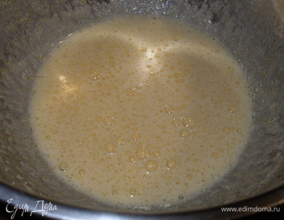 Яйца взбить с сахаром и солью.