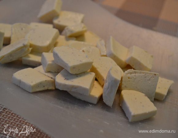 Мелкими кубиками нарезать сыр.