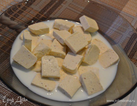 Сливки смешать с нарезанным сыром и растопить на водяной бане. После 8-10 мин. на паровой бане, размешать и после помешивать до однородного состояния. Добавить соль, специи и базилик, измельченный чеснок. Снова перемешать. Если нужно добавить еще сливок. также можно добавить немного свежего укропа.