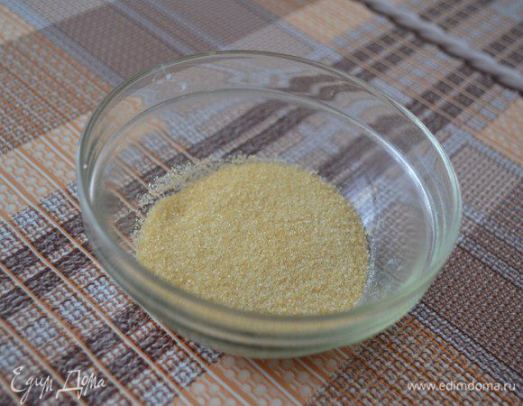 Желатин насыпать в пиалу или тарелочку, чтобы удобно было растапливать на паровой бане. 