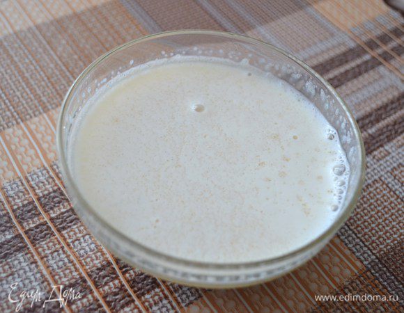 Молоко немного подогреть и добавить к желатину. Оставить набухать на 10 мин.