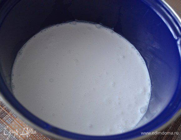 В небольшую кастрюльку влить сливки и добавить ваниль и сахар. Поставить на огонь и варить до закипания. Снять с огня. Немного остудить и влить желатин. Перемешать.