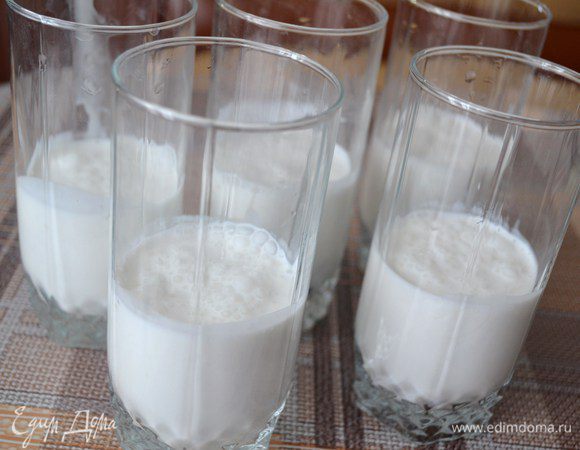 Сливки разлить в стаканы, формочки или бокалы. Убрать в холодильник для застывания (у меня застывало ок. 1 часа).