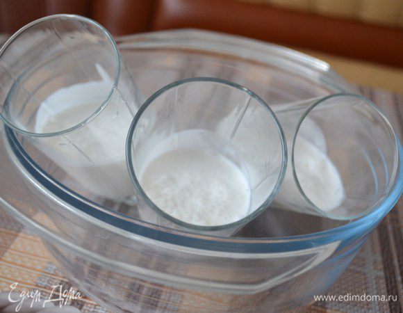 Я немного наклонила стаканы в глубокой тарелке. Чтобы жидкость застыла наискосок. 