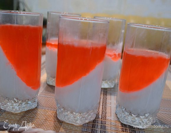 Желе развести как указано на упаковке. И  разлить в стаканы с застывшей панна-коттой. Снова убрать в холодильник до полного застывания. Посыпать ягодами, сахарной пудрой, шоколадом или полить любым сиропом или соусом. 