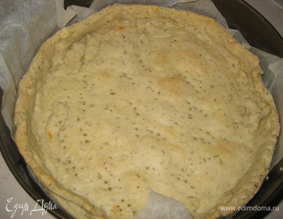 Раскачиваем тесто по размеру нашей формы, выкладываем в форму, формируем бортики.  Накалываем вилкой, накрываем пергаментой бумагой, насыпаем сверху груз (у меня фасоль) и выпекаем в ранее разогретой духовке при темп.180 гр. 15 минут. Далее вынимаем груз и запекаем еще 15 минут.