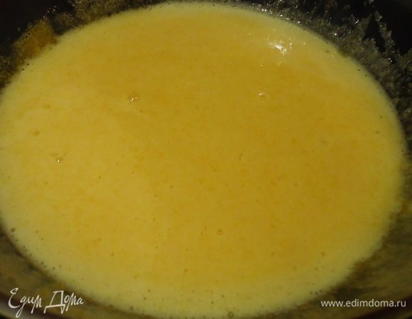 Готовим бисквит. Отделяем желтки от белков, желтки взбиваем с сахаром. Белки взбиваем до пиков.