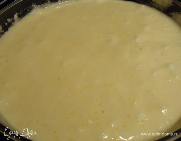 Просеиваем к желткам муку и крахмал, перемешиваем. Добавляем взбитые белки.