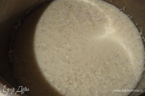 Для кокосового баваруа кипятим молоко с кокосовой стружкой в течении 10 мин, процеживаем, добавляем ликер.