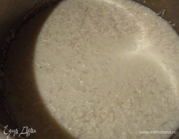 Для кокосового баваруа кипятим молоко с кокосовой стружкой в течении 10 мин, процеживаем, добавляем ликер.