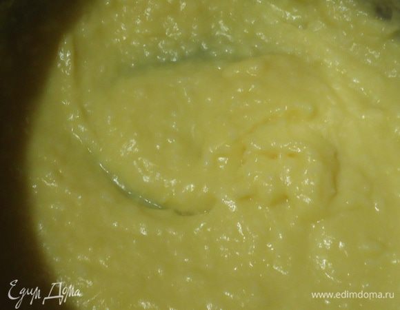 Желток смешиваем с сахаром и крахмалом до полного расстворения. Вливаем желтковую смесь в кокосовое молоко, доводим до кипения и варим минуты 3 на среднем огне, чтобы крем заварился.