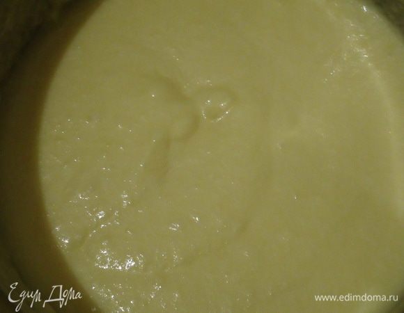 Желатин разводим в теплом молоке, добавляем к заварному крему, остужаем. Взбиваем сливки до пиков. Вводим в остывший крем.