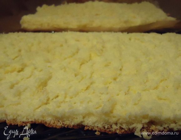 Пока крем остужался мы достали из духовки, остудили и разрезали бисквит. Обрезаем у бисквита 1,5 см края со всех сторон.