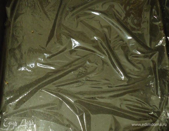 Застилаем форму пищевой пленкой.