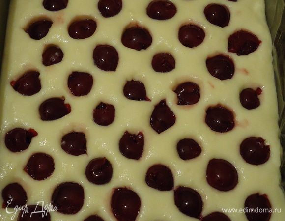 Берем 2/3 вишен, просушиваем от компота (компот не выливать, он нам еще пригодится=))!!! В форму выкладываем наш кокосовый баваруа, вдавливаем в него вишни, чтобы они доставали до дна.