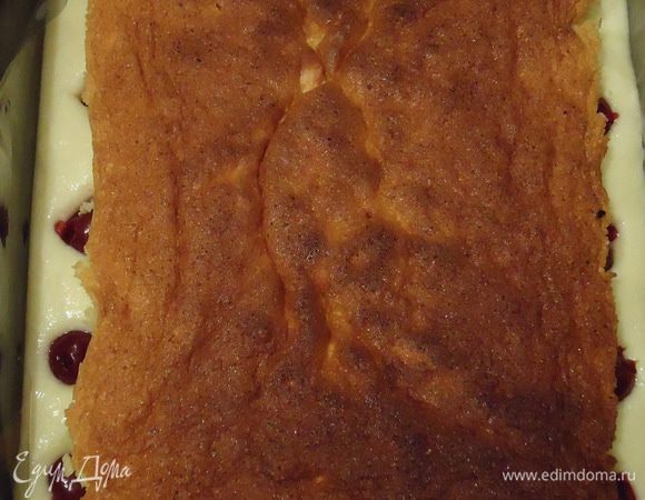 Кладем сверху первый корж, слегка придавливаем, пропитываем корж ромом и ставим в холодильник.