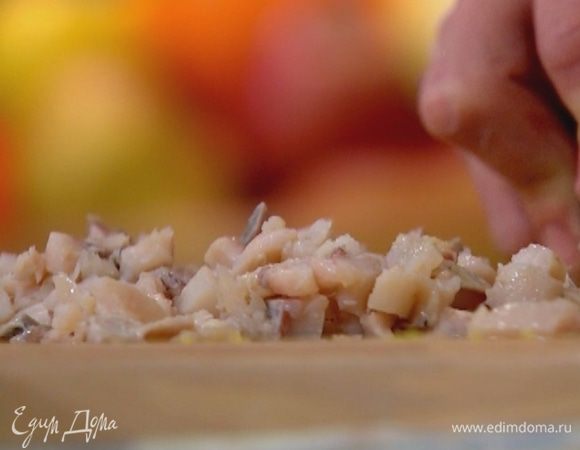 Сельдь нарезать маленькими кубиками.