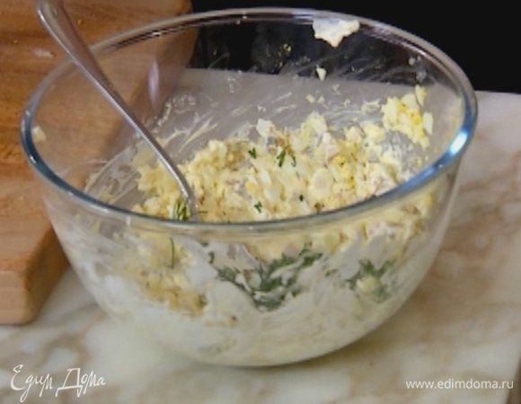 Приготовить начинку: соединить сельдь с рублеными яйцами, добавить сметану, укроп и перемешать.