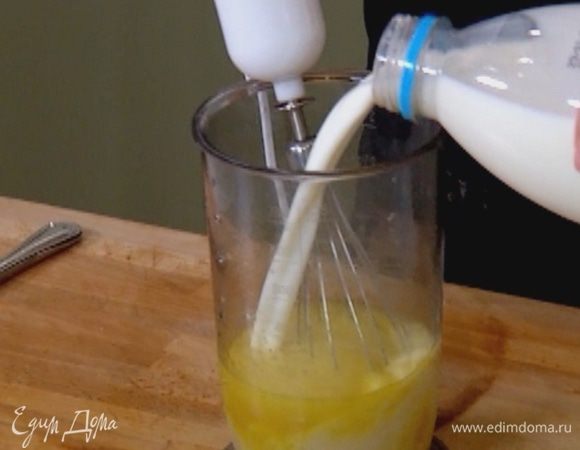 Взбить миксером 2 яйца с сахаром и солью, затем влить половину молока и еще немного взбить.