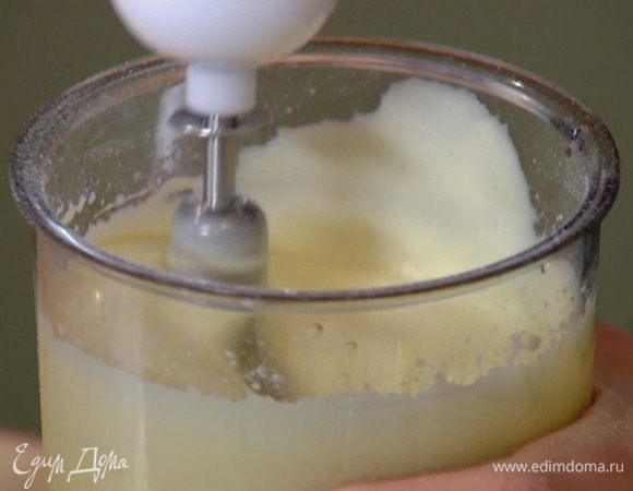 Всыпать муку, влить оставшееся молоко, растопленное сливочное масло и взбить все в однородную массу. Дать тесту отдохнуть.