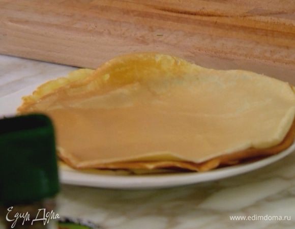 Разогреть в сковороде оливковое масло и пожарить блины.