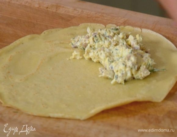 На каждый блин выложить селедочную начинку, свернуть конвертом и нарезать наискосок небольшими кусочками.